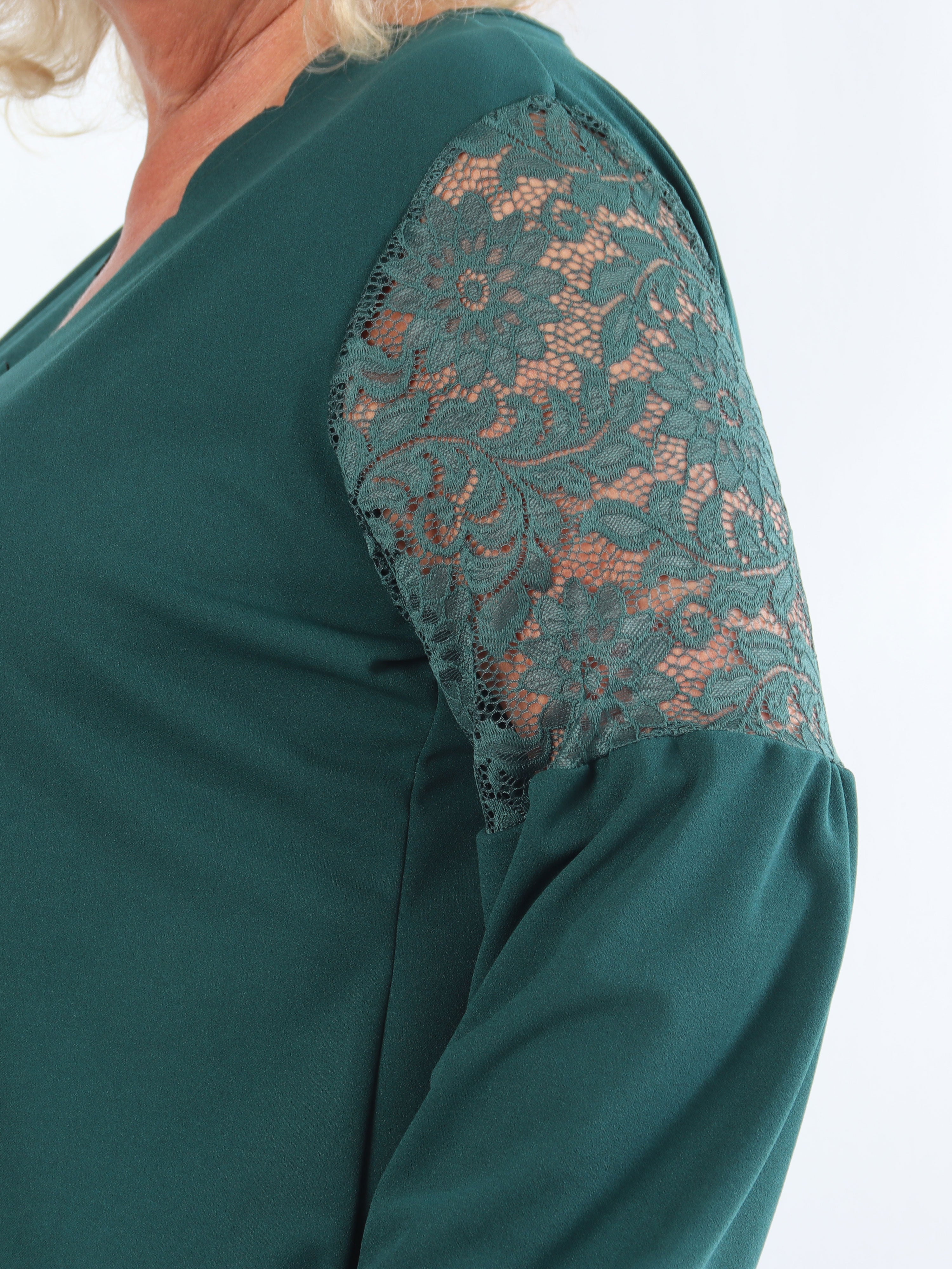 Romance - Fin plus size kjole med blondeærmer